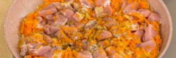 мясо с луком, морковью и рисовой лапшой