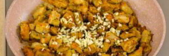 мясо с луком, морковью и рисовой лапшой