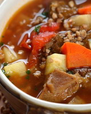 Мясо с овощами и травами, запеченное в духовке