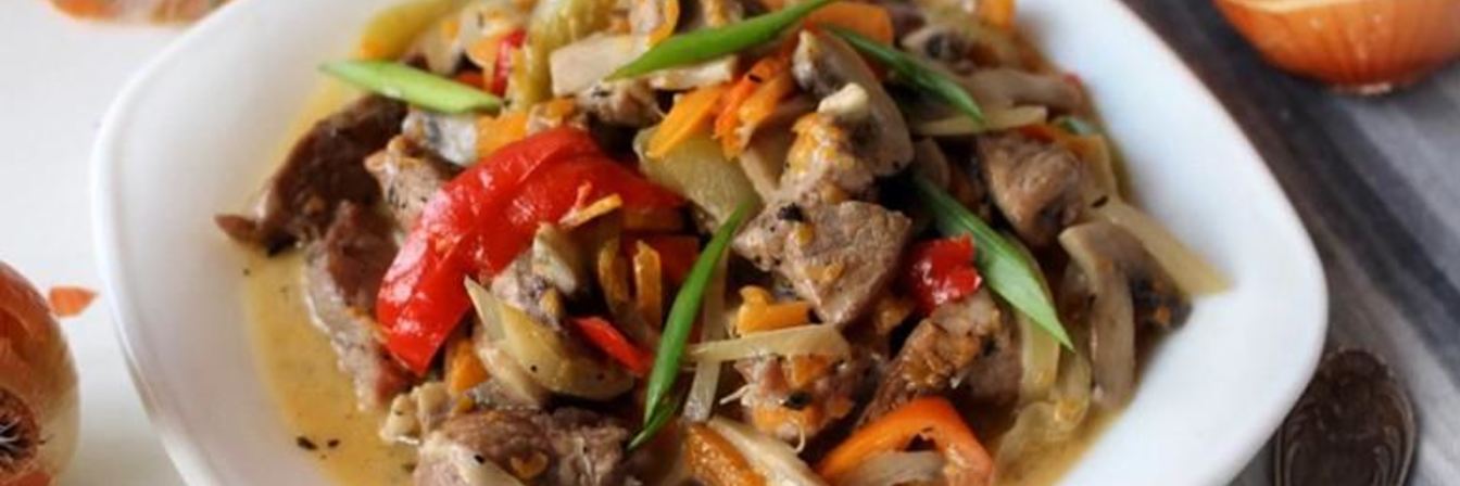 Мясо с овощами в казане