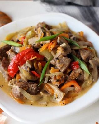 Мясо с овощами в казане