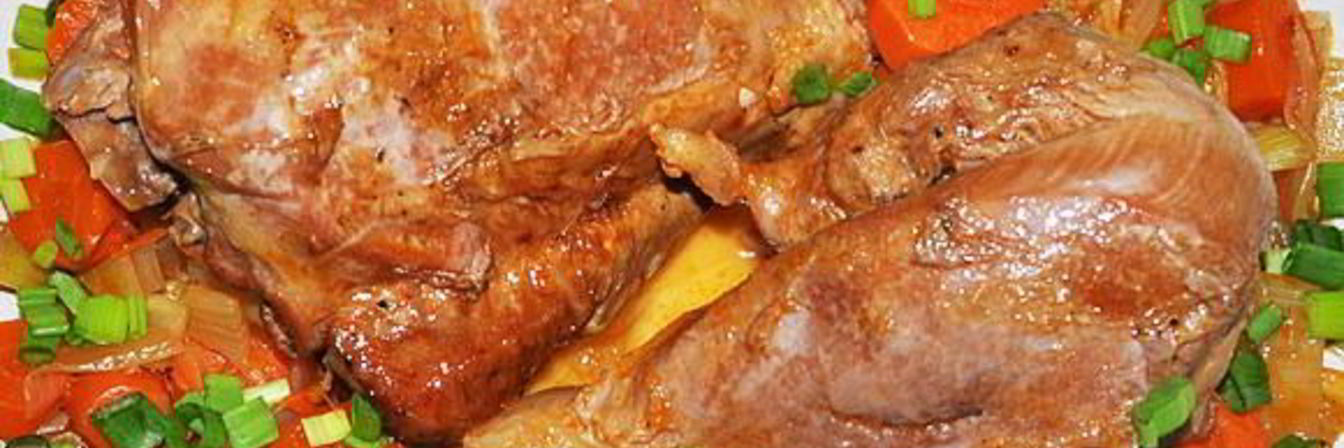 Ножки индейки, тушенные с овощами