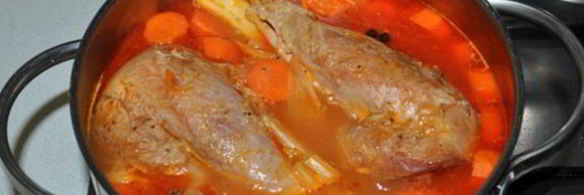 ножки индейки, тушенные с овощами