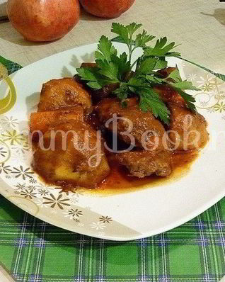 Острая утка, запеченная с картофелем и морковью