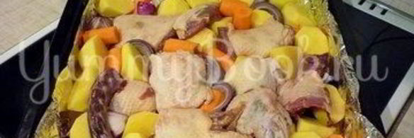острая утка, запеченная с картофелем и морковью
