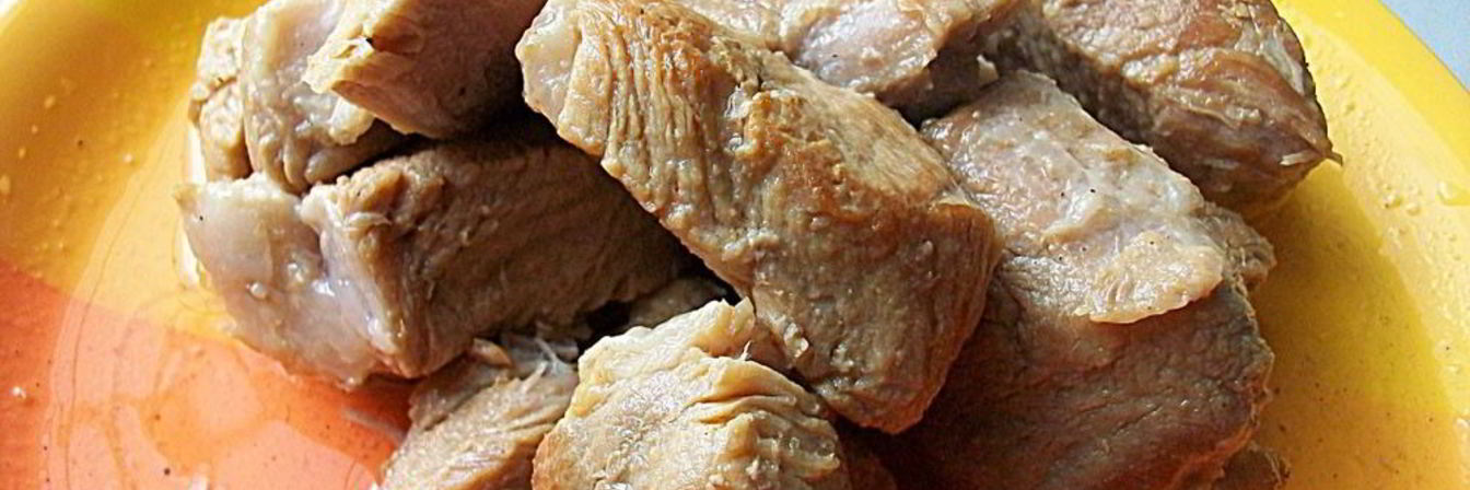 Свинина тушеная в белом вине с розмарином