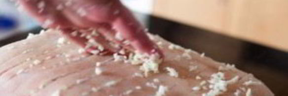 свинина запеченная с чесноком