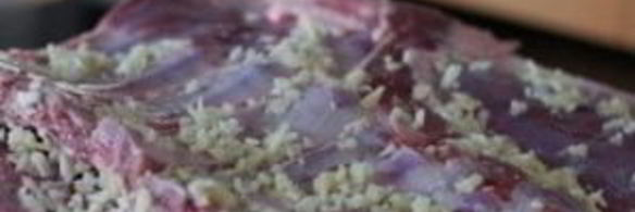 свинина запеченная с чесноком