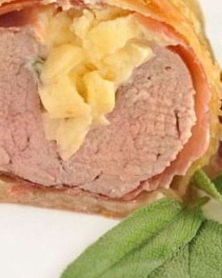 Свинина, запеченная в тесте, с соусом на основе сидра и бренди