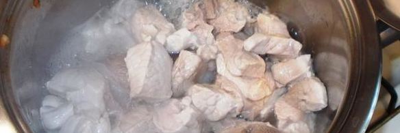 свиной окорок с острыми апельсиновыми луковицами