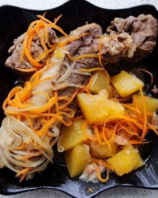 Свиные ребрышки, тушеные с овощами