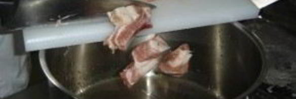 свиные ребрышки, тушеные с овощами