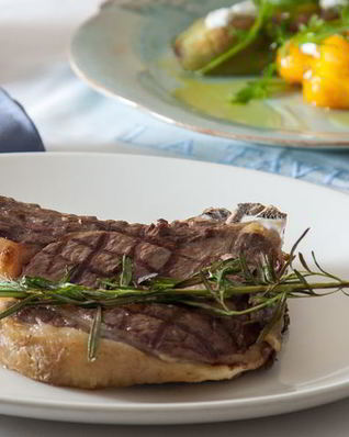 Телятина на кости с печеными овощами