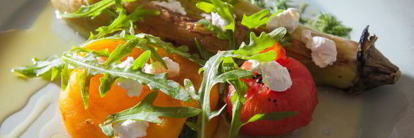 телятина на кости с печеными овощами