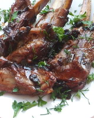 Томленные бараньи ребра с красным вином