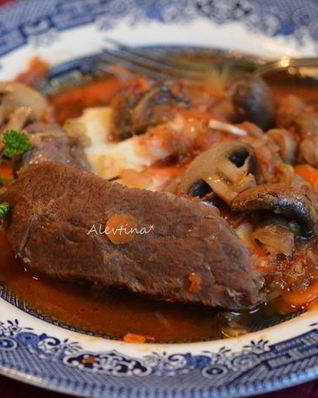 Тушеная говядина с луком пореем и грибами