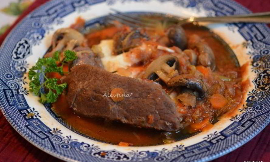 Рецепт тушеной говядины с луком пореем и грибами