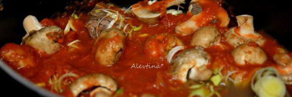 тушеная говядина с луком пореем и грибами