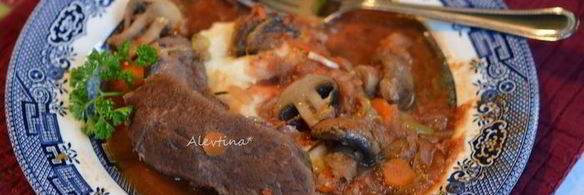 тушеная говядина с луком пореем и грибами