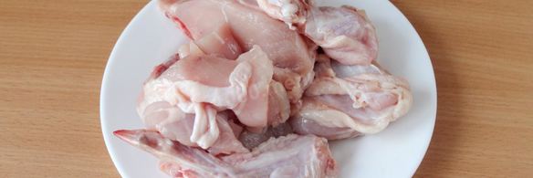 тушеная курица на сковороде