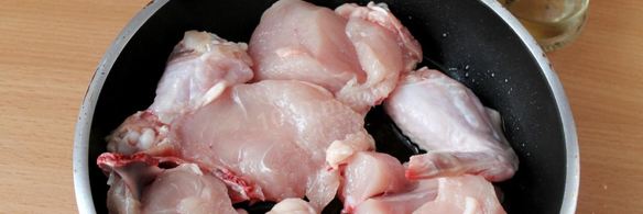 тушеная курица на сковороде