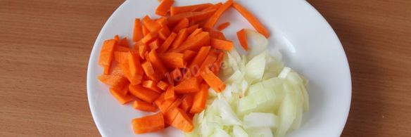 тушеная курица на сковороде