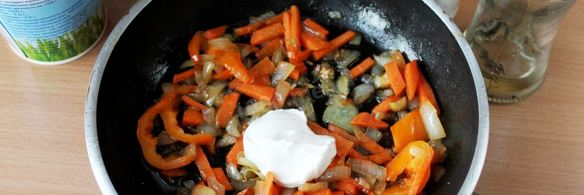 тушеная курица на сковороде