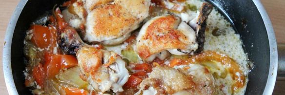 тушеная курица на сковороде