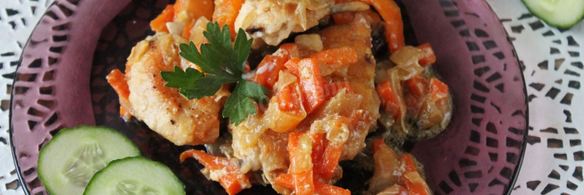 тушеная курица на сковороде