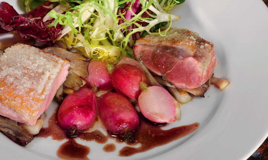 Рецепт утиного филе в миндале с жареными вешенками и томленой редиской