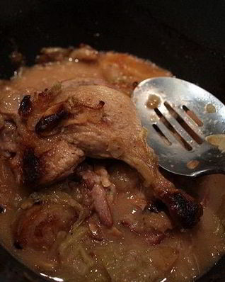 Утиные ножки с яблоками, томленные в белом вине