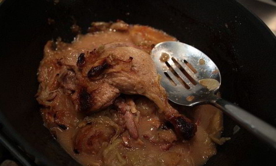 Рецепт утиных ножек с яблоками, томленные в белом вине