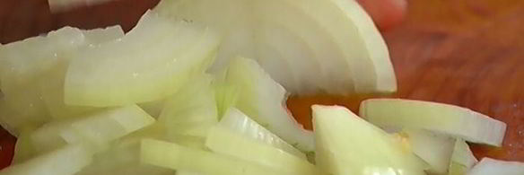 утиные ножки с яблоками, томленные в белом вине