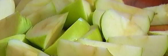 утиные ножки с яблоками, томленные в белом вине