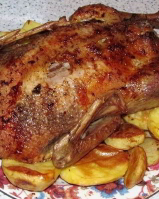 Утка с яблоками в духовке