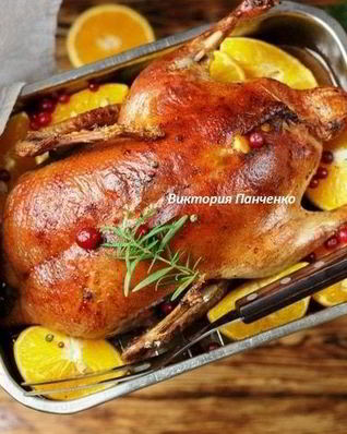 Утка, запеченная с апельсинами и клюквой