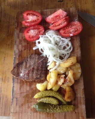 Вареное мясо с горчицей и овощами