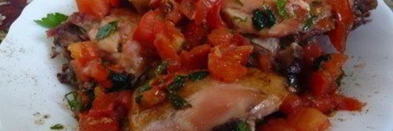 Запеченная курица с помидорами