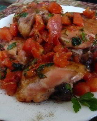 Запеченная курица с помидорами