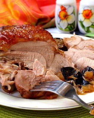 Запеченное бедро индейки с черносливом