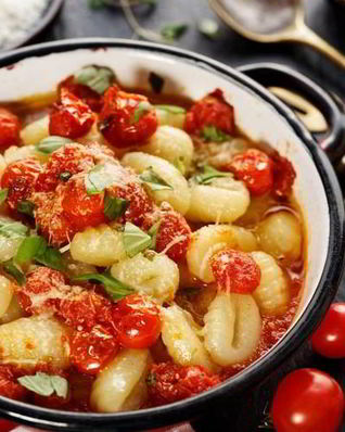 Ньокки с помидорами, баклажанами конфи и козьим сыром