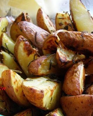 Ароматный картофель, запеченный с розмарином и чесноком