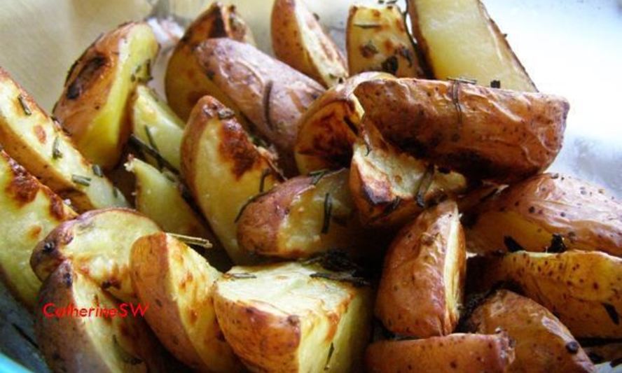 Рецепт ароматного картофеля, запеченного с розмарином и чесноком