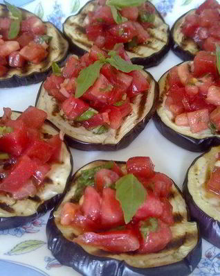 Баклажаны-гриль с помидорами и мятой