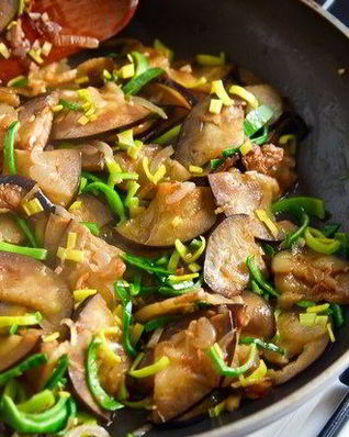 Баклажаны с грибами и беконом по-китайски