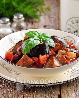Баклажаны тушеные с помидорами