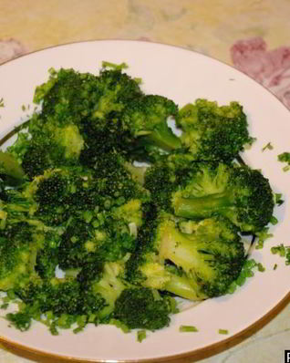 Брокколи, запеченная в духовке с чесноком