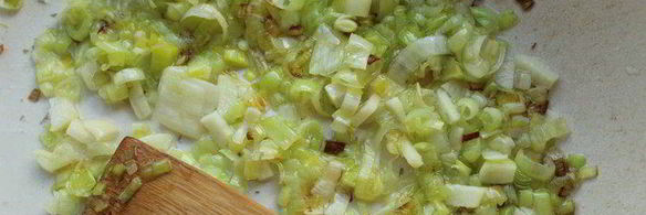 фаршированный порей в сливочном соусе, запеченный под сыром джюгас