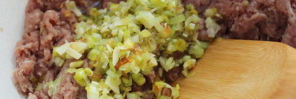 фаршированный порей в сливочном соусе, запеченный под сыром джюгас