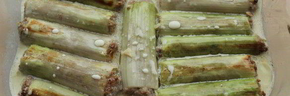 фаршированный порей в сливочном соусе, запеченный под сыром джюгас